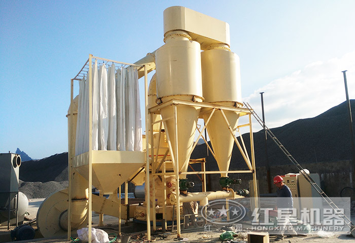 一天30噸的焦寶石磨粉生產線作業(yè)現場