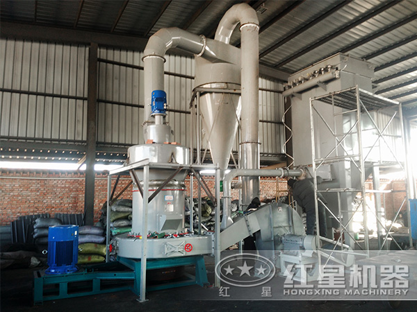 白云石雷蒙磨粉生產現場