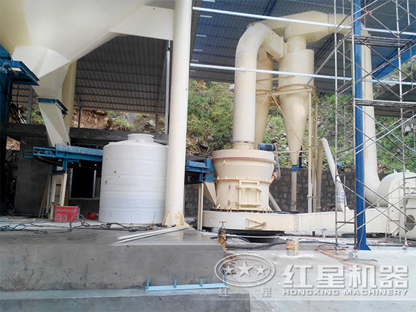 擺式磨粉機(jī)作業(yè)現(xiàn)場(chǎng) 擺式磨粉機(jī)作業(yè)現(xiàn)場(chǎng)