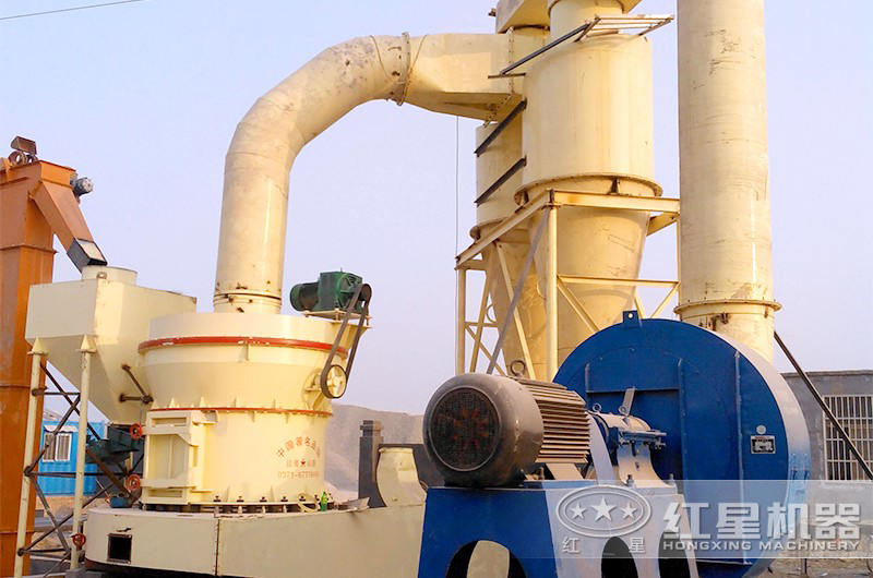 400目的雷蒙磨粉機(jī)加工現(xiàn)場(chǎng)