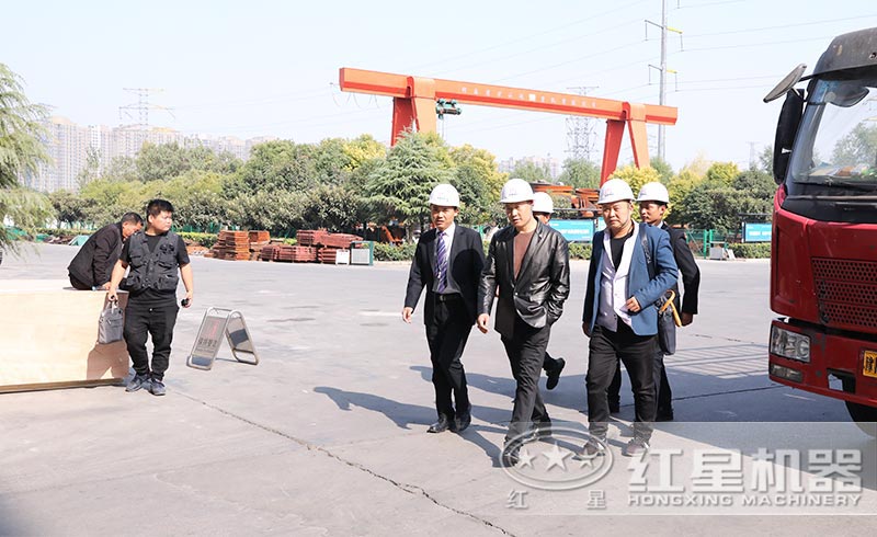 客戶(hù)參觀河南紅星機(jī)器生產(chǎn)廠家