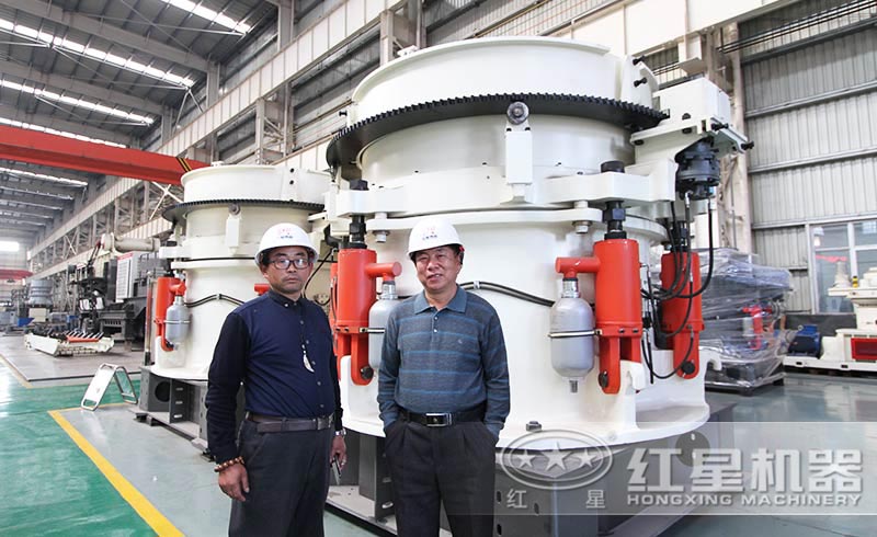 客戶參觀圓錐破碎機生產車間