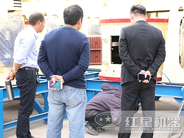 客戶參觀滑石磨粉機設備