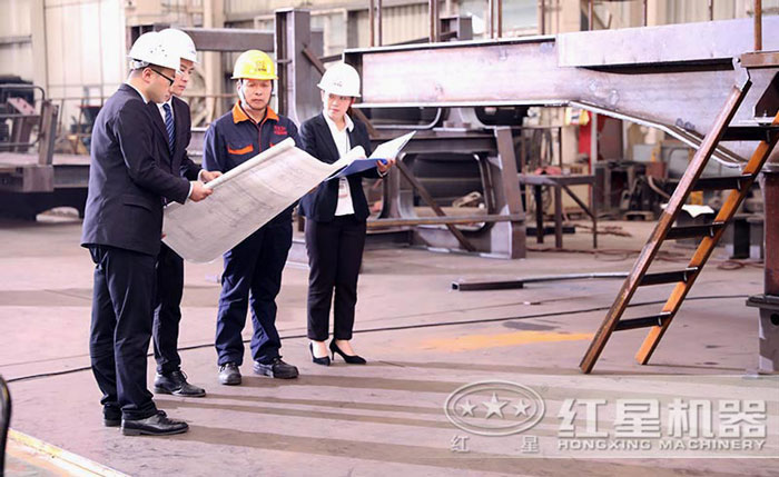 紅星技術人員為客戶定制方案