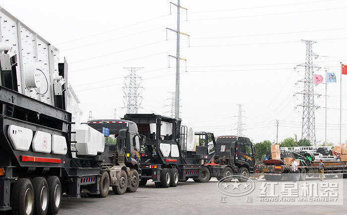 紅星錘式移動破碎機(jī)整裝待發(fā)