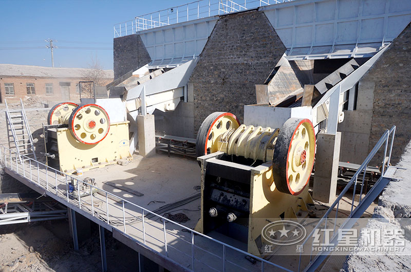 鄂式破碎機現場