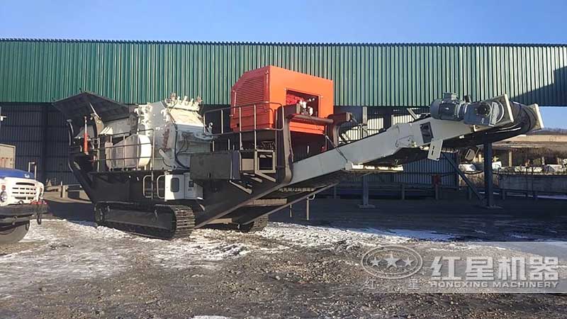 履帶移動反擊式破碎機作業現場