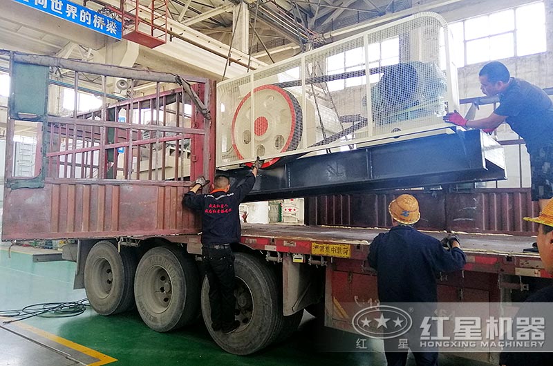 小型對輥式制砂機發往山東煙臺