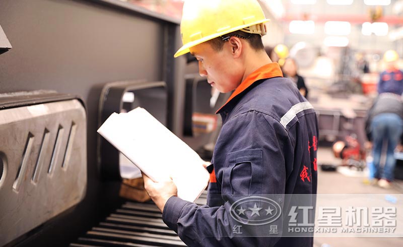 紅星機器車間工人作業圖