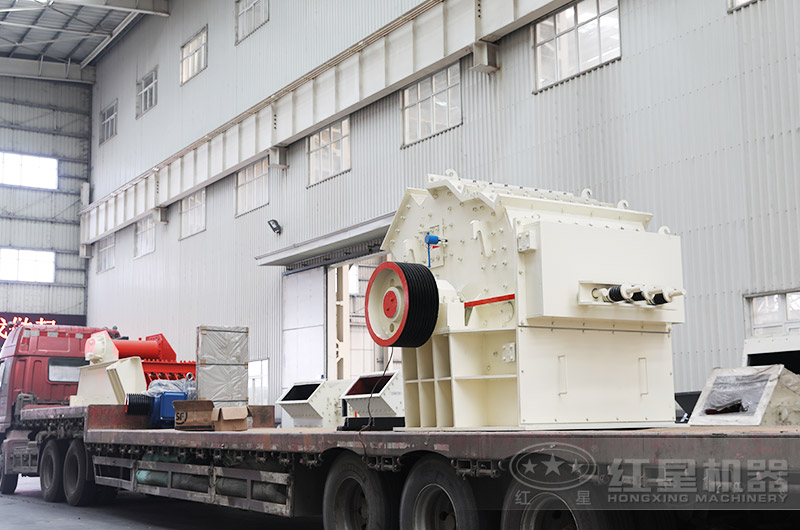 新型細碎制砂機廠區發貨