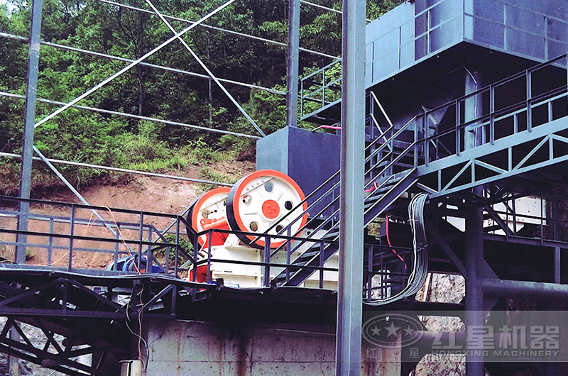 顎式破碎機作業(yè)現(xiàn)場